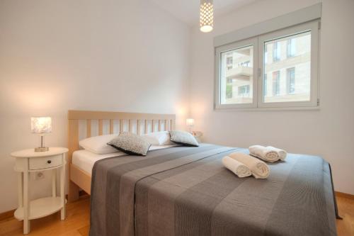 科托尔Aria Apartments的一间卧室配有一张床,上面有两条毛巾