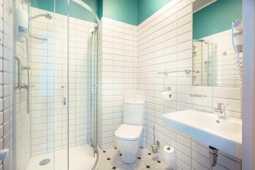 亚罗钦查洛塔酒店的浴室配有卫生间、盥洗盆和淋浴。