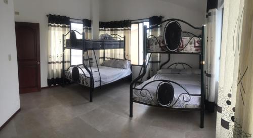 通苏帕Casa en Tonsupa的一间客房内配有两张双层床的房间