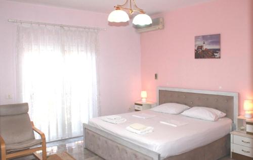 地拉那Villa Center的卧室配有床、椅子和窗户。