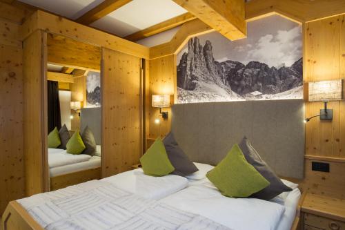 卡纳泽伊Hotel Cirelle Suite & Spa的一间卧室配有一张带绿色枕头的大床