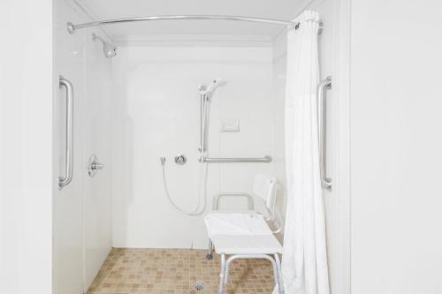 华美塔尔萨酒店的一间浴室