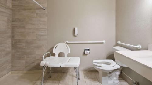阿伯丁阿伯丁贝斯特韦斯特优质酒店的白色的浴室设有卫生间和水槽。