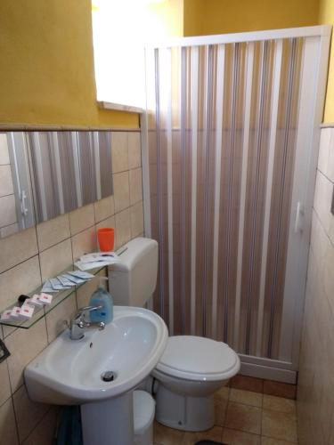 阿格里真托太阳与月亮度假屋的浴室配有卫生间、盥洗盆和淋浴。