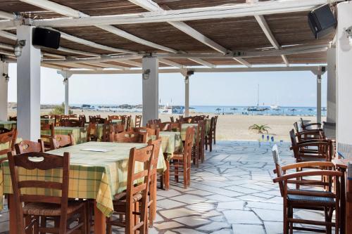 Manganari迪米缇斯宾馆的海滩上一排桌椅