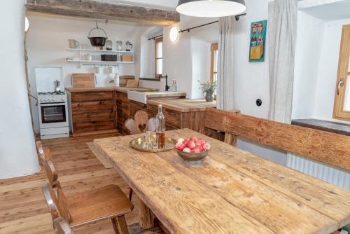 巴德艾森卡珀尔Obiralmhütte Fladung的厨房配有木桌和一碗苹果