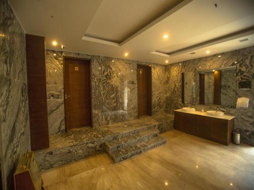 ST Parklane Airport Hotel Chennai的一间浴室