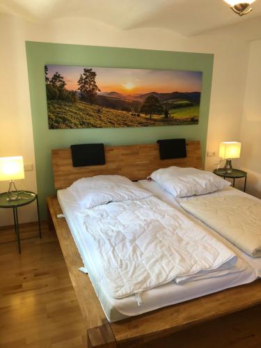施马伦贝格Ferienwohnung Schulten Hof的卧室内的两张床,墙上有绘画作品