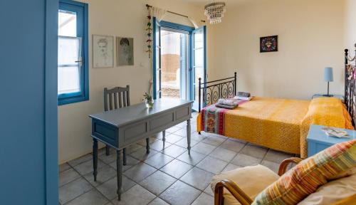科里夏Villa with Swimming Pool的一间卧室配有书桌、床和窗户。