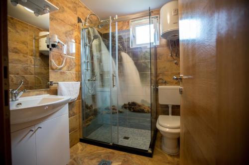 莫斯塔尔奥拉汽车旅馆的带淋浴、卫生间和盥洗盆的浴室