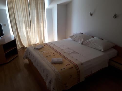 维甘Apartment Ivana的卧室配有白色的床和窗户