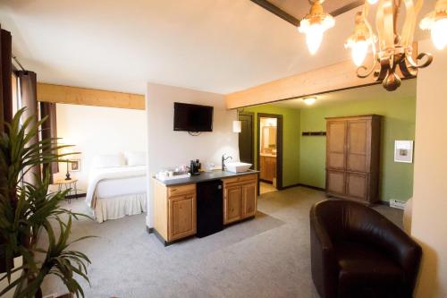 阿夫顿科特小屋酒店的带卧室的客房,配有一张床和一个水槽
