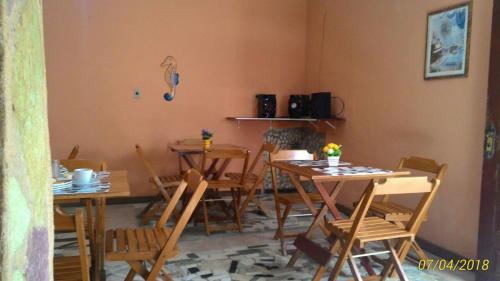 普拉亚多蒙特勒旅馆的用餐室配有木桌和椅子