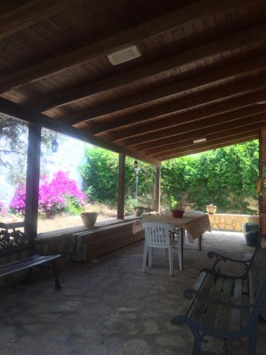 库斯托纳奇Villa “La Giummarra” - Scivolo di Cornino的一个带桌椅的庭院和一个窗户。