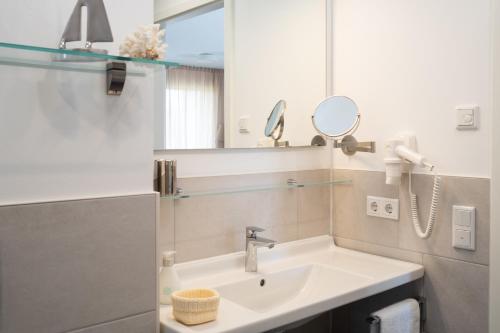 伯尔格伦德-雷特维施Waterkant Suites 0-06的一间带水槽和镜子的浴室
