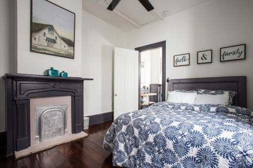 新奥尔良Perfect NOLA Hideaway的一间卧室配有一张床和一个壁炉