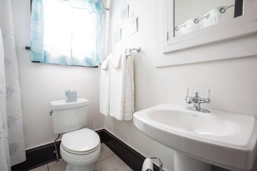 新奥尔良Perfect NOLA Hideaway的浴室配有白色卫生间和盥洗盆。