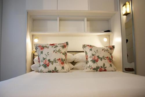 佛罗伦萨Renovated Central Suites的一间小卧室,配有带两个枕头的床