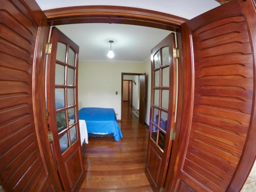 波苏斯-迪卡尔达斯Confortável casa de madeira的相册照片