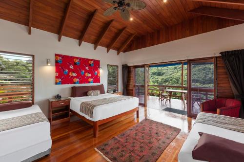 辛加东卡海风别墅的一间带两张床的卧室和一个阳台