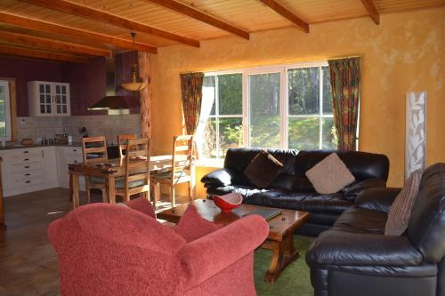 FranklinWhispering Spirit Holiday Cottages & Mini Ponies的客厅配有沙发和桌子