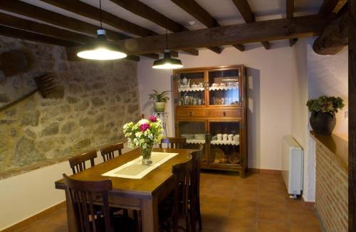 Cabezas AltasCasa rural La Rasa的用餐室,配有鲜花桌