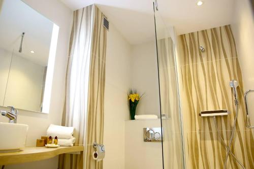 勒格罗-迪鲁瓦斯普兰迪德加玛格餐厅酒店的带淋浴和盥洗盆的浴室