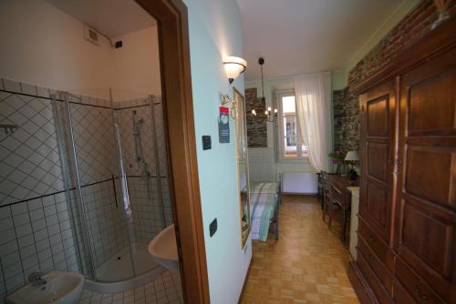塞斯托卡伦德索莱酒店的带淋浴和盥洗盆的浴室