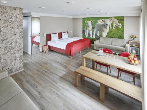 奥斯特菲尔登拉姆酒店的一间卧室设有一张床和一间客厅。