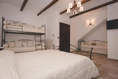 格罗塔米纳尔达Il Vecchio Frantoio的一间卧室配有两张床和吊灯。