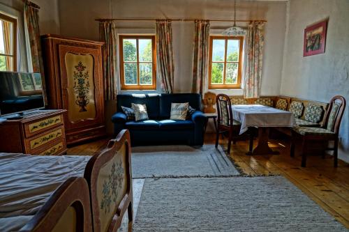 罗孚尔Pension Eckschlager的客厅配有沙发和桌子