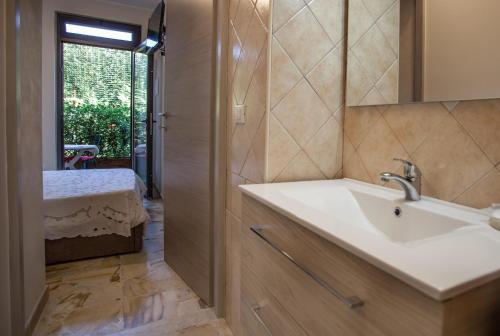 卡斯泰尔莫拉Venere B&B Castelmola的一间带白色水槽和窗户的浴室