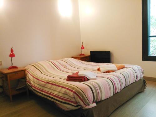 BoissièresGîte Les Clapas的一间卧室配有带毛巾的床
