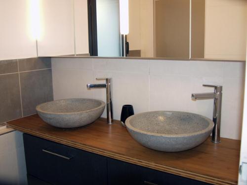 BoissièresGîte Les Clapas的浴室内木台面上的两个水槽