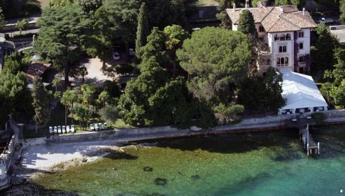 加尔多内-里维耶拉Hotel Villa Fiordaliso的水体旁房子的空中景观