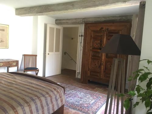 诺沃Maison de village Novissime的一间卧室配有一张床和一扇木门