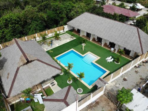 邦劳HIGALA度假村的享有带游泳池的别墅的顶部景致