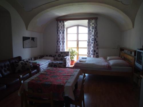 Borovná波罗乌内迪乌德酒店的一间带两张床和窗户的客厅
