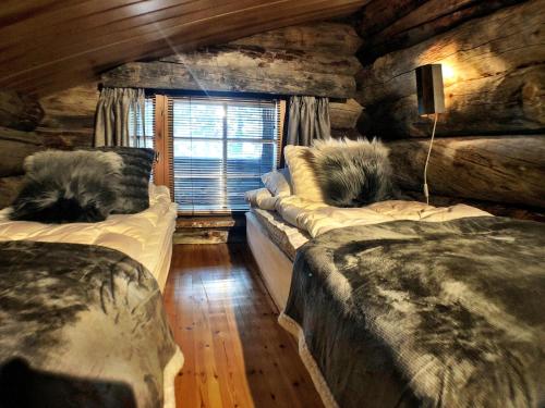 鲁卡Ruka Chalet Petit Oliver的小木屋内一间卧室,配有两张床