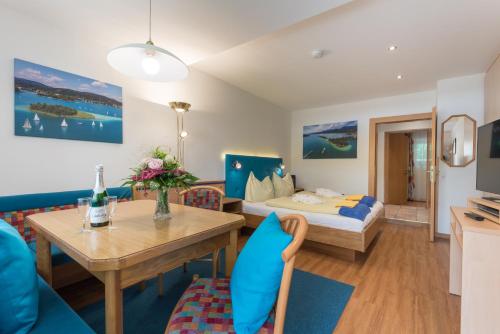 沃尔特湖畔韦尔登湖畔巴里米梅乐公寓式酒店的酒店客房配有一张床铺和一张桌子。
