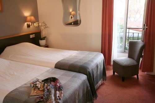 巴黎丹弗特 - 蒙帕纳斯酒店的酒店的客房 - 带一张床、椅子和窗户
