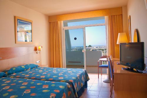 莫哈卡尔瑟维集团玛丽娜玛尔酒店的酒店客房设有一张床、一台电视和一扇窗户。