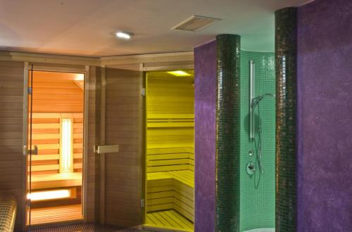 赫维兹赫维兹阿米拉健康水疗精品酒店的浴室设有步入式淋浴间,毗邻步入式淋浴间