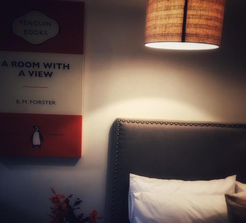 凯里凯里凯里凯里汽车旅馆的一间卧室配有一张带台灯和枕头的床