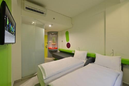 日惹POP! 提莫赫日惹酒店的一间医院间 - 带两张床和一台平面电视