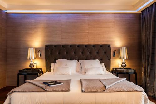维戈纳加里精品水疗大酒店的一间卧室配有一张大床和两张桌子
