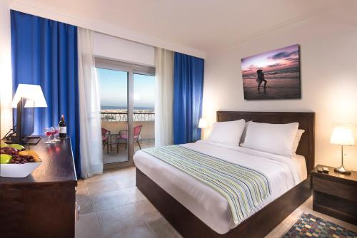 Sīdī ‘Abd ar RaḩmānAura Resort Sidi Abd El Rahman El Alamein的一间卧室配有一张床,享有海景