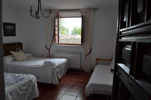 Población de Campos坎波斯破晓酒店的小房间设有两张床和窗户