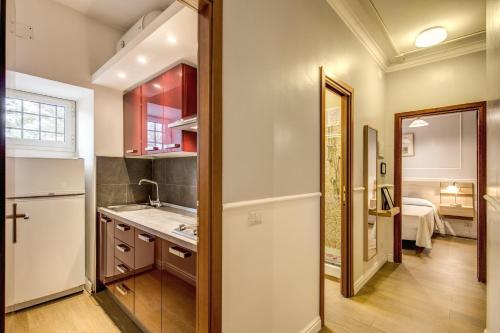 罗马芒格里亚公寓式酒店的厨房配有水槽和台面