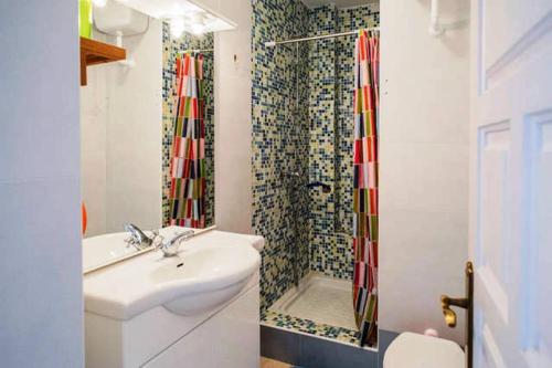 内尔哈Apartamento Rio Marinas Nerja 46的一间带水槽和淋浴的浴室